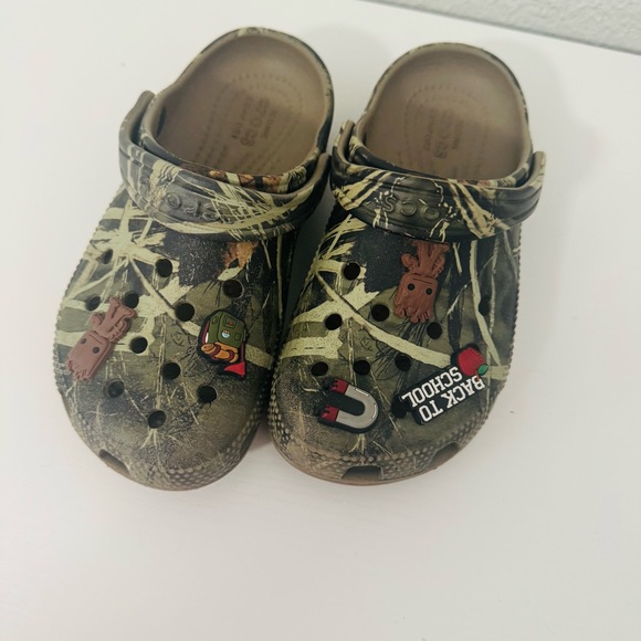 CROCS Kids Size C13 Olive Camo Clogs with Different Jibbitz Charms Casual - Picture 2 of 7